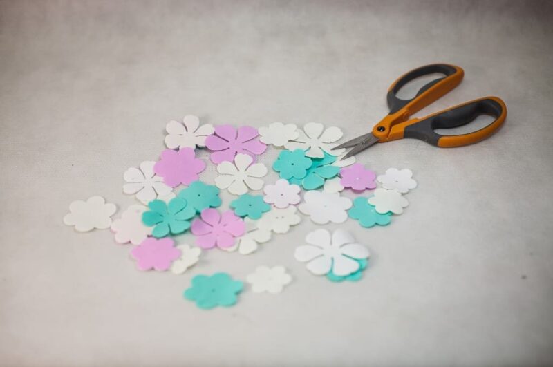 Объемные цветы из бумаги своими руками схемы. Шаблоны цветов для вырезания из бумаги: распечатываем в формате А4. Бумажные цветы в технике квиллинг